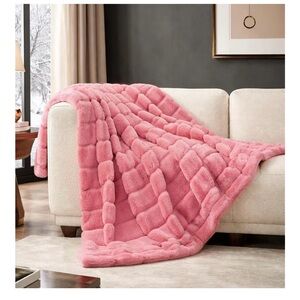 Brand New in Box Cozy Bliss Faux Fur Throw Blanket 50x60 Inches Pink